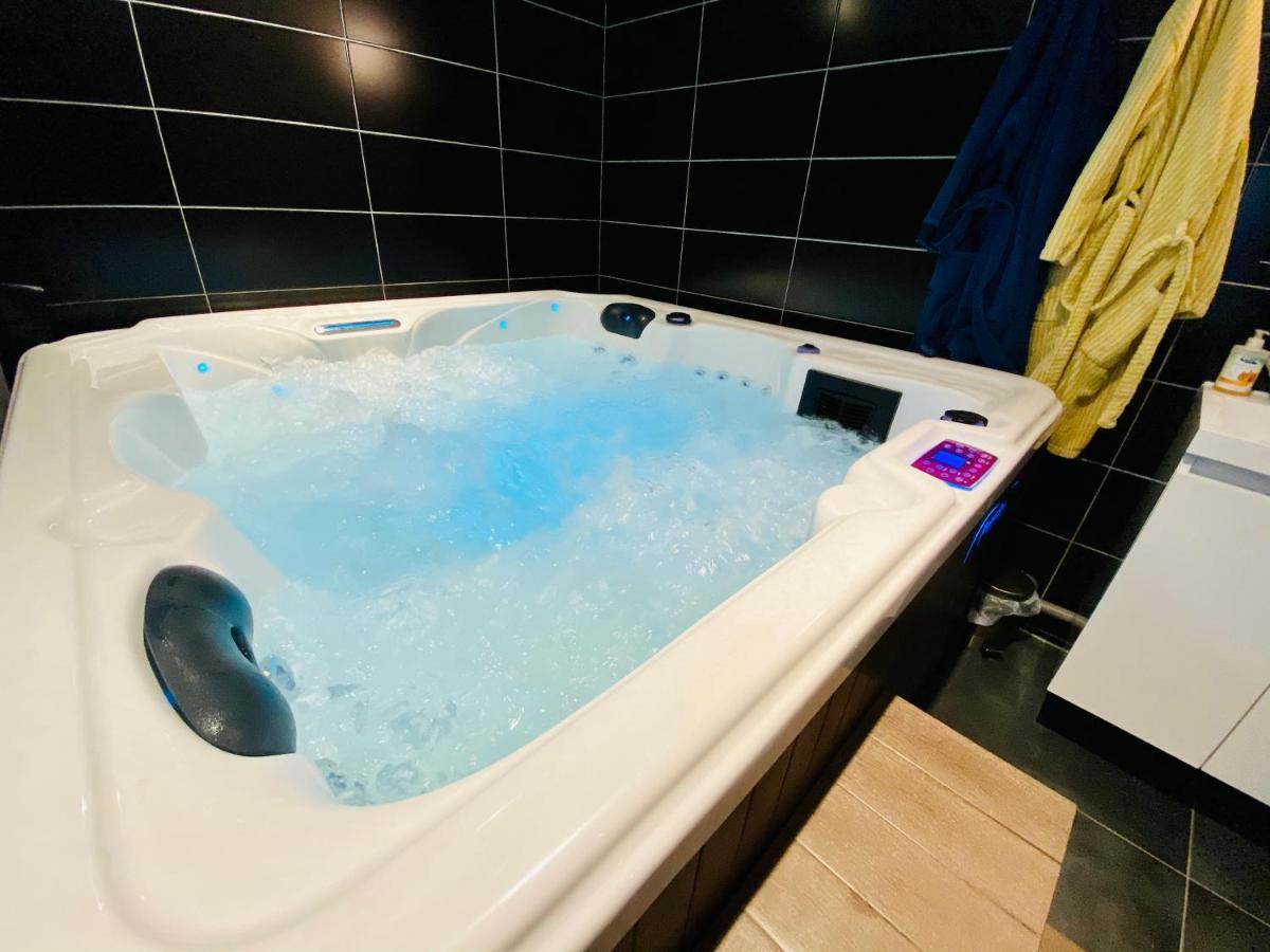 Апартаменты Escapade Romantique - Jacuzzi Et Parking Prive - 002 Руан Экстерьер фото