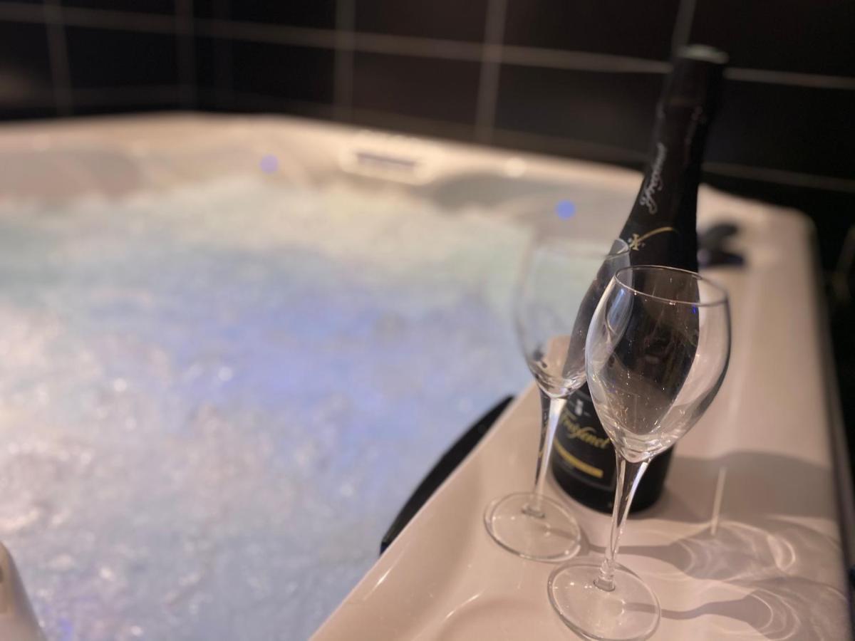Апартаменты Escapade Romantique - Jacuzzi Et Parking Prive - 002 Руан Экстерьер фото