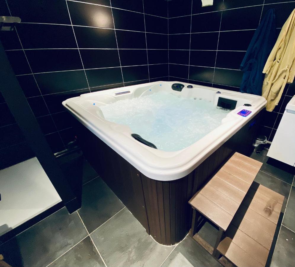 Апартаменты Escapade Romantique - Jacuzzi Et Parking Prive - 002 Руан Экстерьер фото