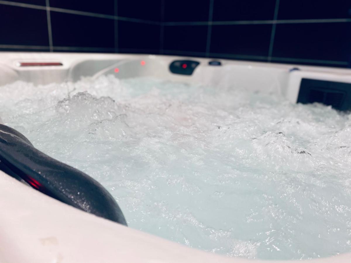 Апартаменты Escapade Romantique - Jacuzzi Et Parking Prive - 002 Руан Экстерьер фото