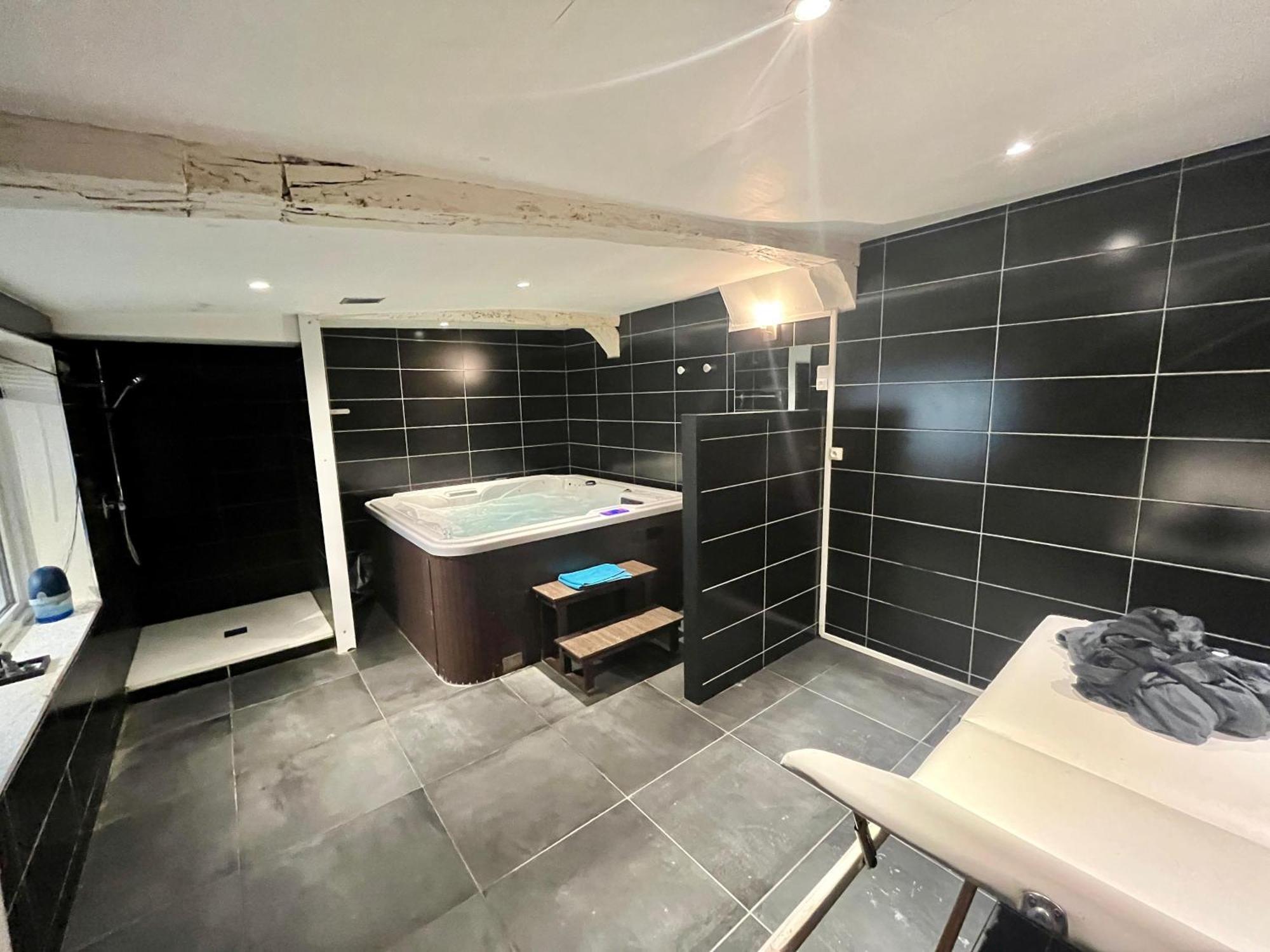 Апартаменты Escapade Romantique - Jacuzzi Et Parking Prive - 002 Руан Экстерьер фото