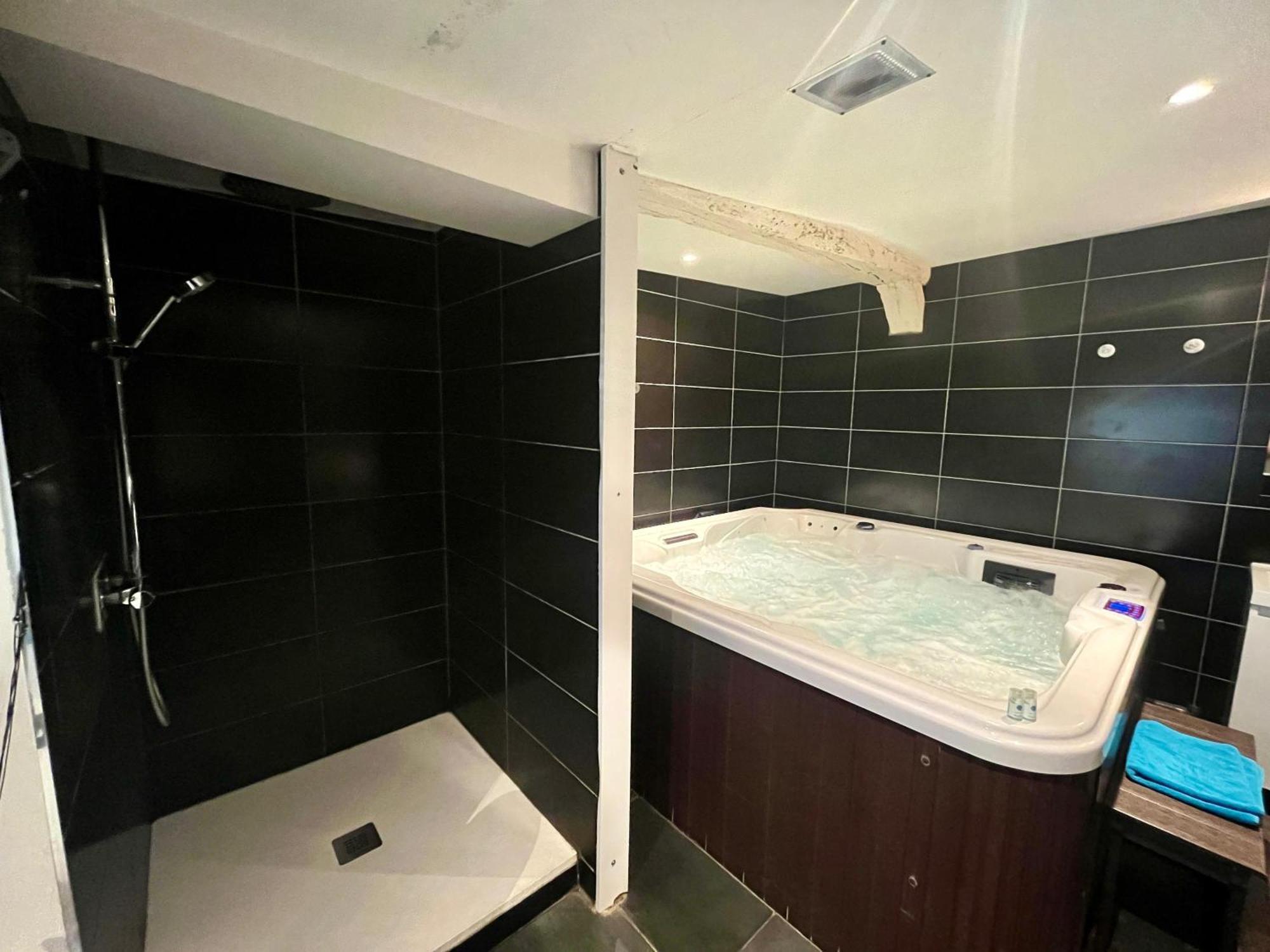 Апартаменты Escapade Romantique - Jacuzzi Et Parking Prive - 002 Руан Экстерьер фото